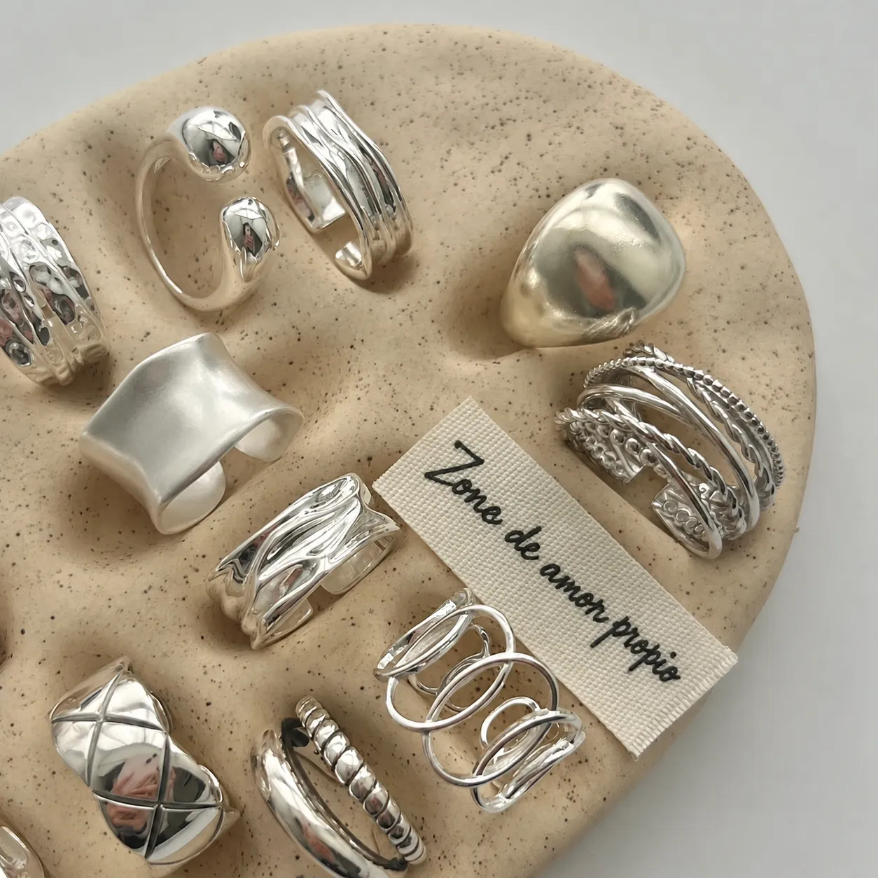 Anillo sencillo para mujer de plata de ley 925, diseño exclusivo de lujo ligero con sensación de alta gama, elegante, no se decolora, ajustable y con apertura. - Image 4