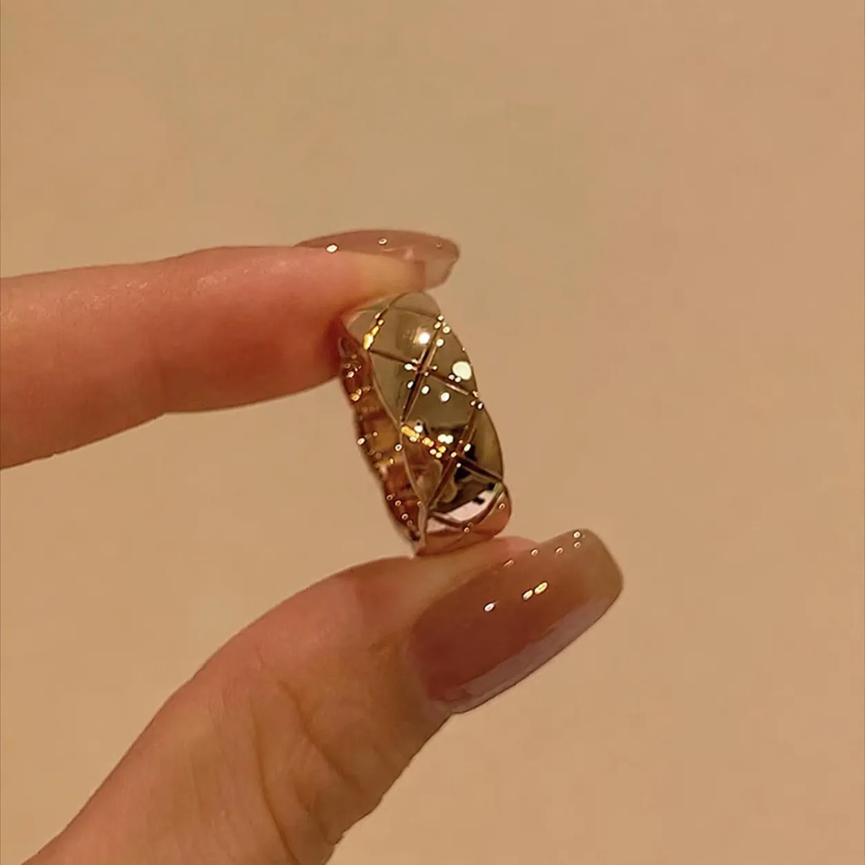 Anillo ancho de segunda mano con diamantes incrustados, diseño de cuadros, estilo Chanel, lujo discreto, elegante, completamente decorado con diamantes, cruz, para usar apilado en el dedo índice. - Image 2