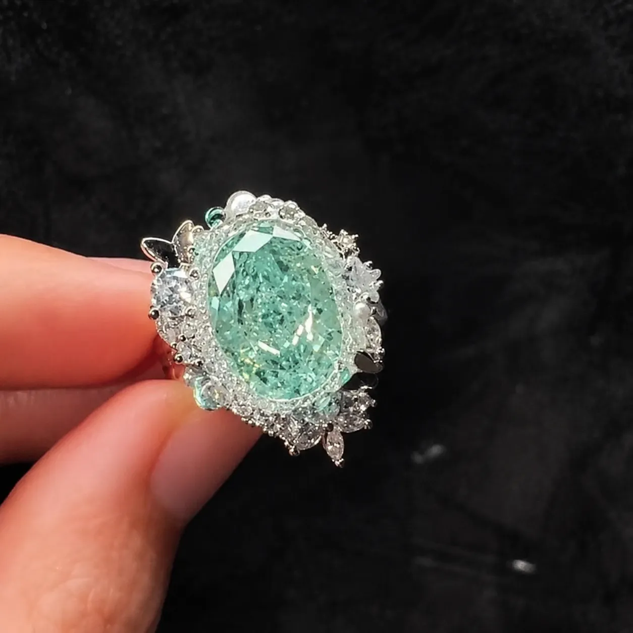 【Cold Brew Mint】Anillo inspirado en el diamante Paraíba verde, meticulosamente trabajado, lleno de pedrería, de lujo discreto, exquisito y con un aire sofisticado y exclusivo. - Image 4
